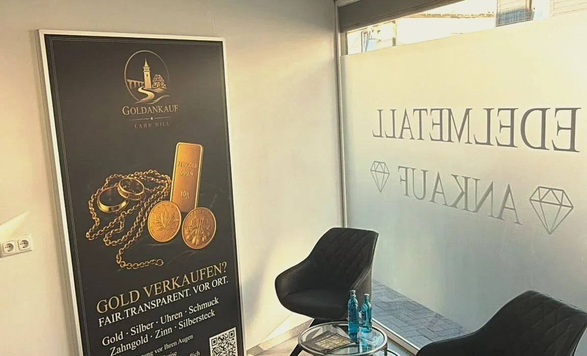 Empfang im Ladengeschäft in der Kreuzgasse 9: Sitzecke mit zwei Sesseln vor dem Schriftzug Edelmetall Ankauf