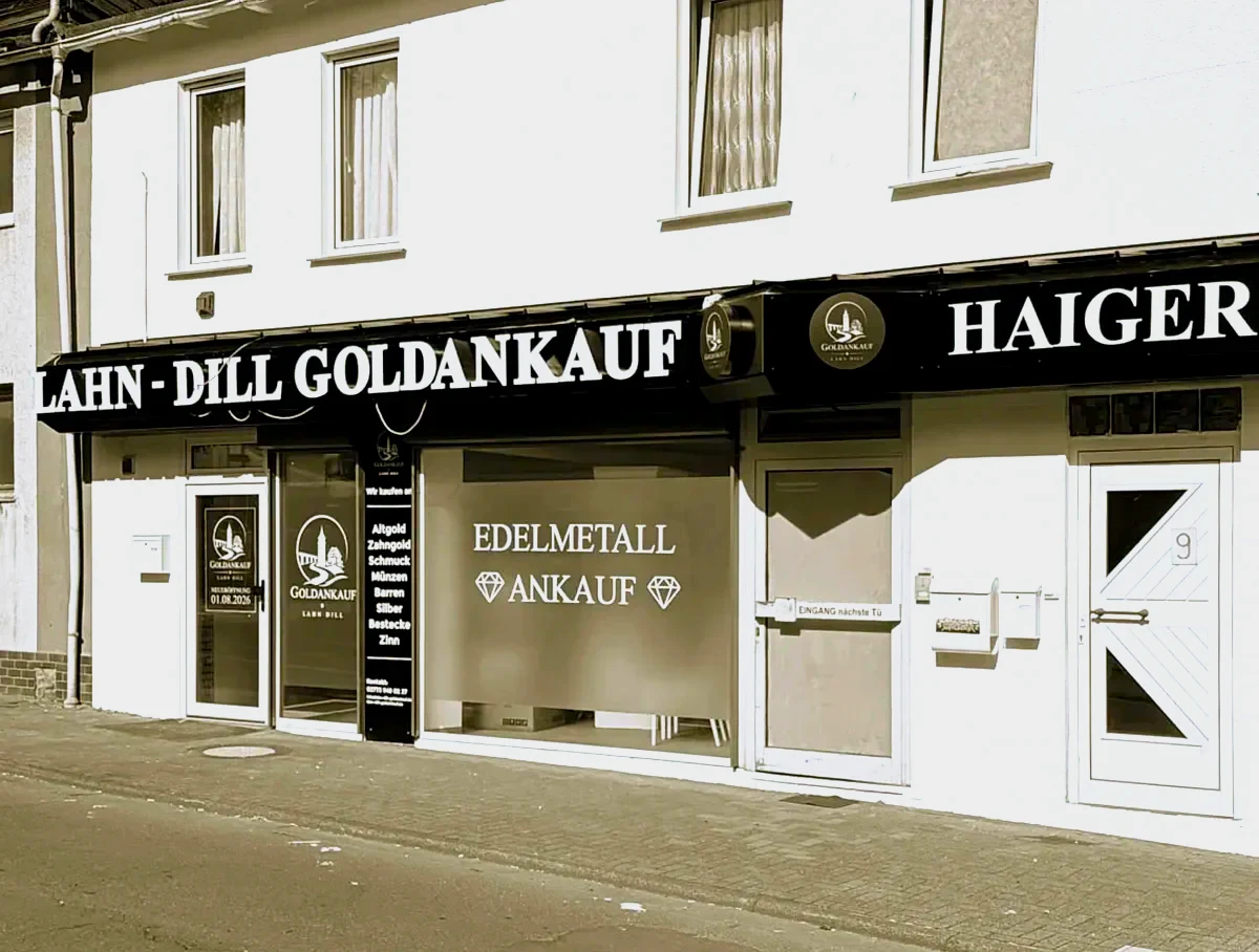 Blick die Kreuzgasse entlang auf das Ladengeschäft von Lahn Dill Goldankauf in Haiger